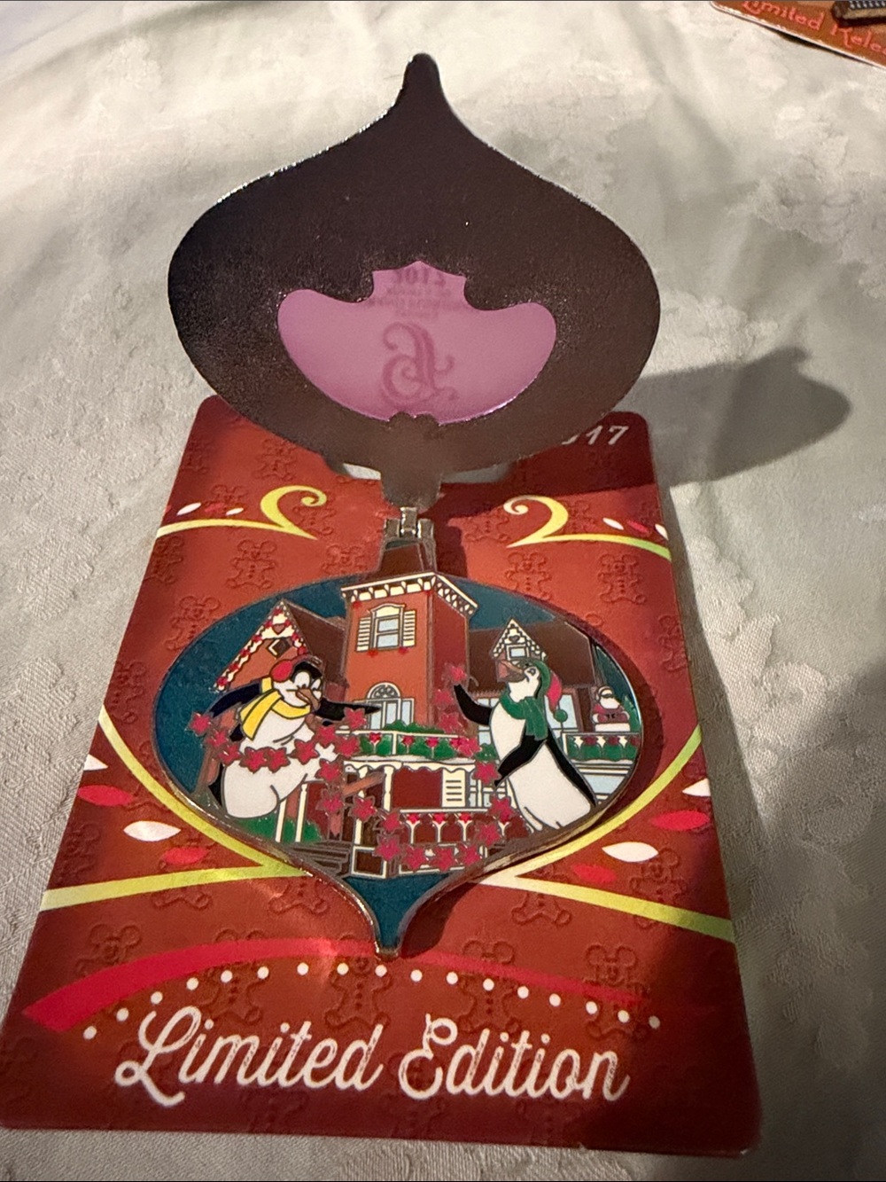 Grand Floridian Walt Disney world limited edition Christmas pin - Picture 2 of 3
